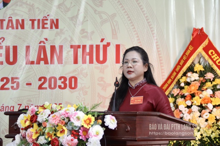 Đồng chí Nguyễn Thị Ngân Bí thư Đảng uỷ xã Tân Tiến nhiệm kỳ 2025-2030 phát biểu tại đại hội