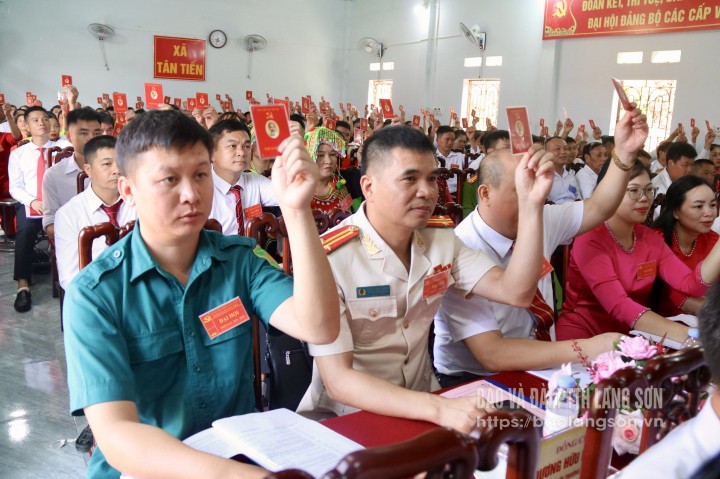 Các đại biểu biểu quyết thông qua Nghị quyết đại hội nhiệm kỳ 2025-2030