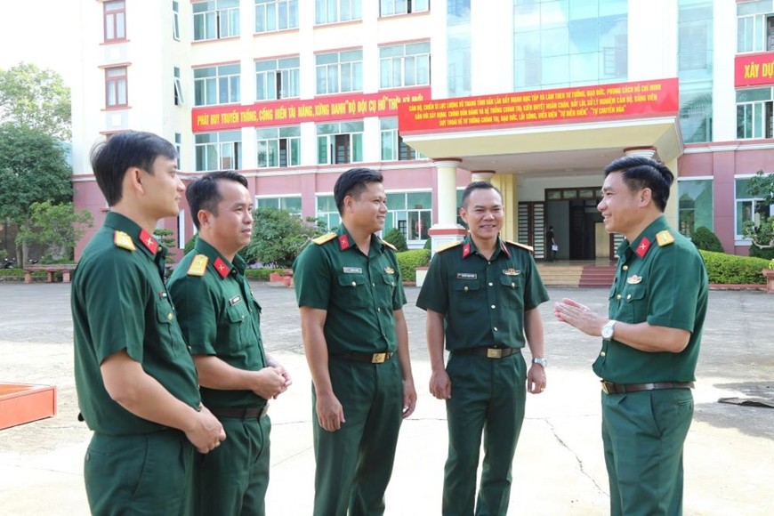 Lãnh đạo Bộ CHQS tỉnh Đắk Lắk động viên, trò chuyện với cán bộ, nhân viên mới chuyển công tác về đơn vị. 