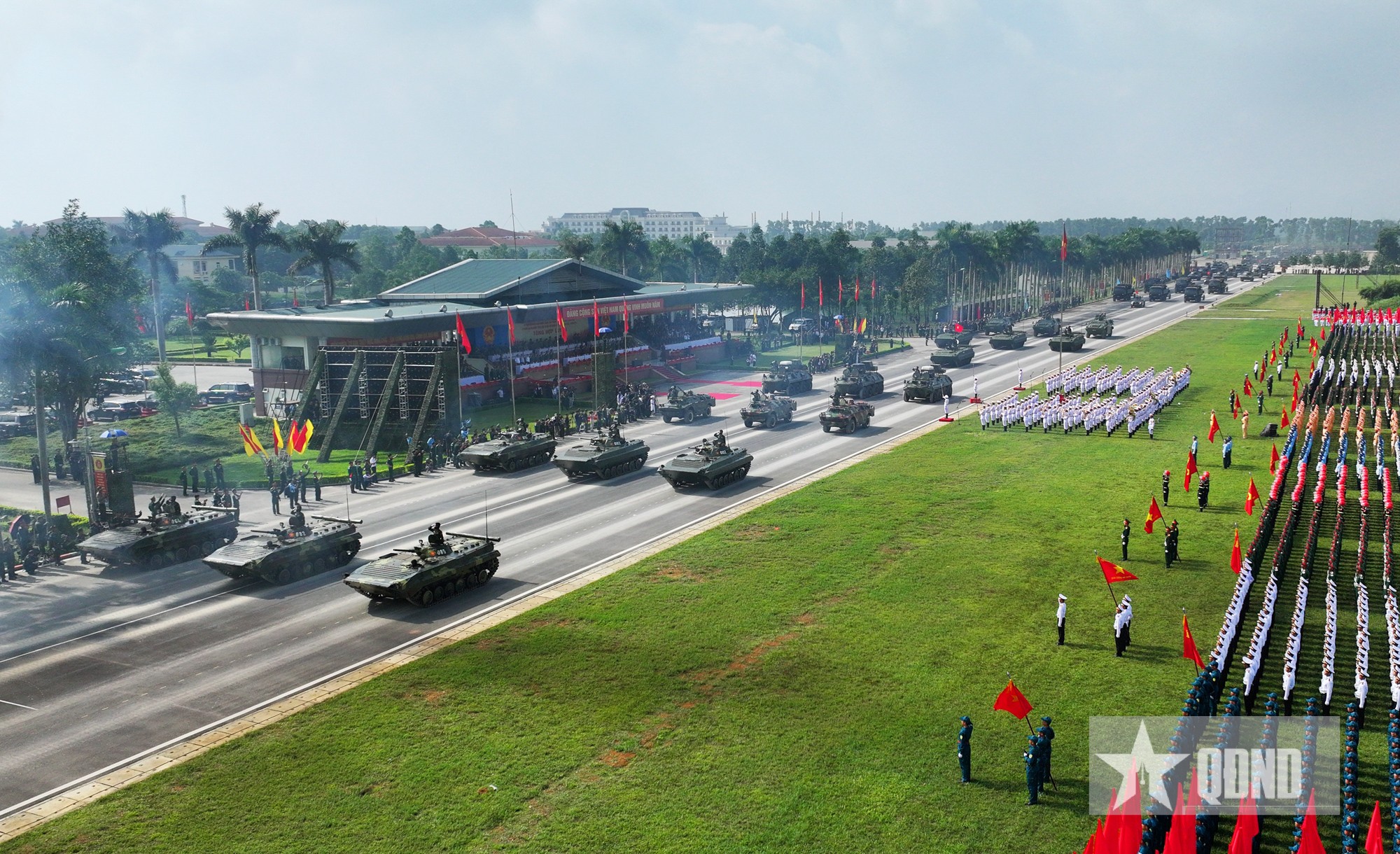 Dàn khí tài hiện đại của Quân đội tham gia tổng hợp luyện diễu binh, diễu hành