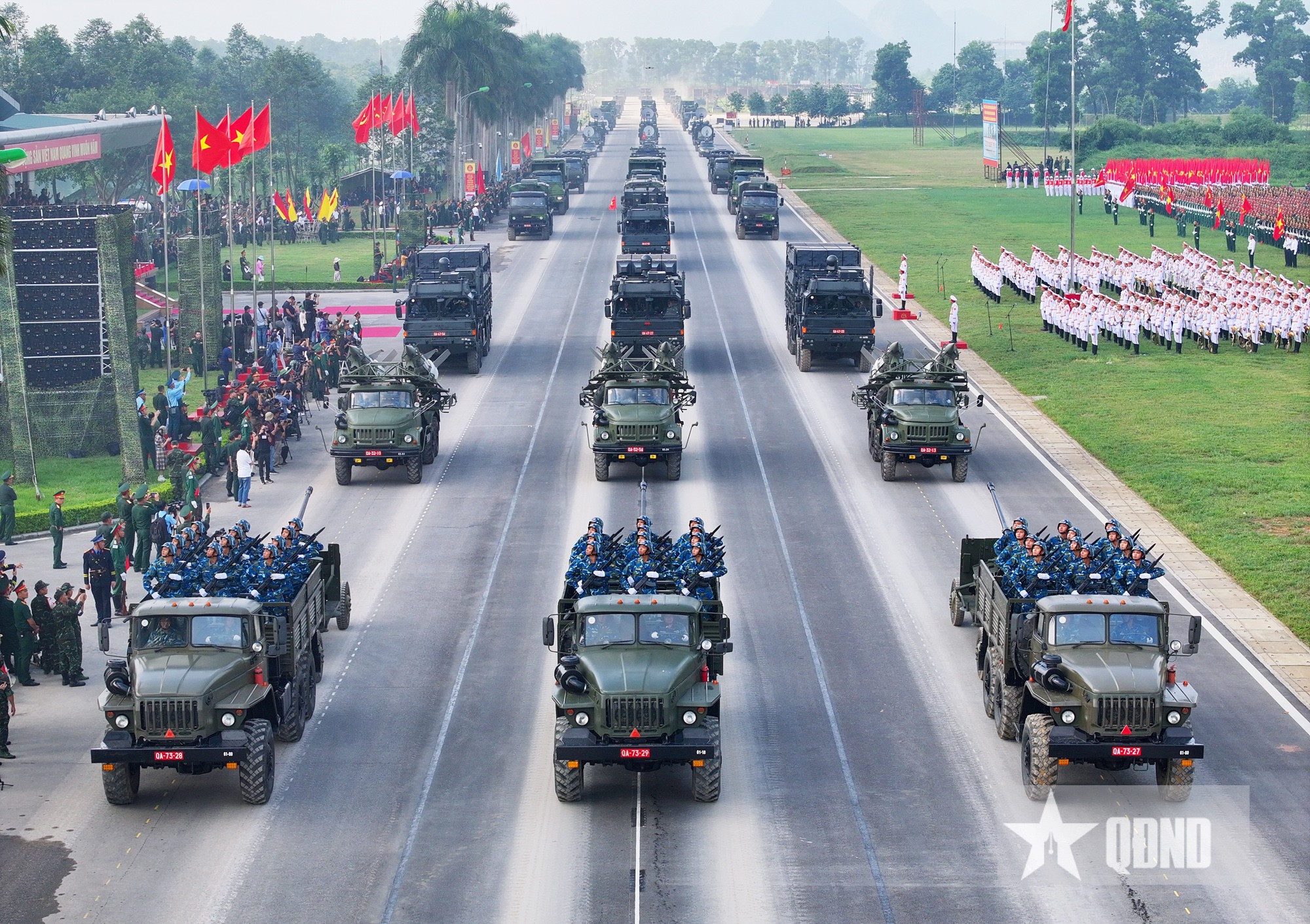 Dàn khí tài hiện đại của Quân đội tham gia tổng hợp luyện diễu binh, diễu hành
