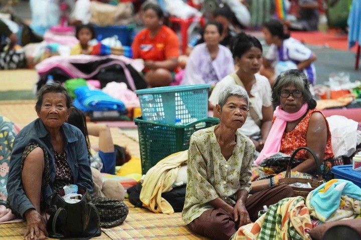 Bộ Nội vụ Thái Lan cũng gửi thông báo người sơ tán đến 295 địa điểm an toàn, cách xa vùng giao tranh. Riêng tại tỉnh Si Sa Ket, chính quyền địa phương thiết lập 149 điểm lánh nạn với sức chứa tổng cộng 93.500 người.