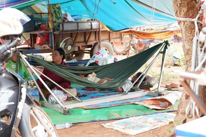 Bà In Chanthathep (72 tuổi) cho biết ở khu vực sơ tán không thực sự thoải mái, nhưng an toàn. Bà Chanthathep nhận được quần áo, gối và đang đăng ký nhận thêm chăn. “Ở đây còn tốt hơn ở nhà. Ít nhất thì ở đây tôi không nghe thấy tiếng nổ và yên tâm hơn”, bà Chanthathep nói. (Ảnh: Khmer Times)