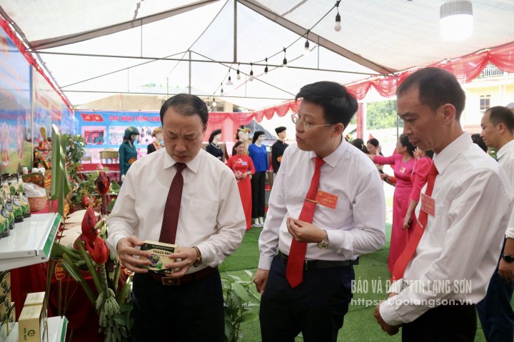 Các đại biểu tham quan gian trưng bày chào mừng đại hội