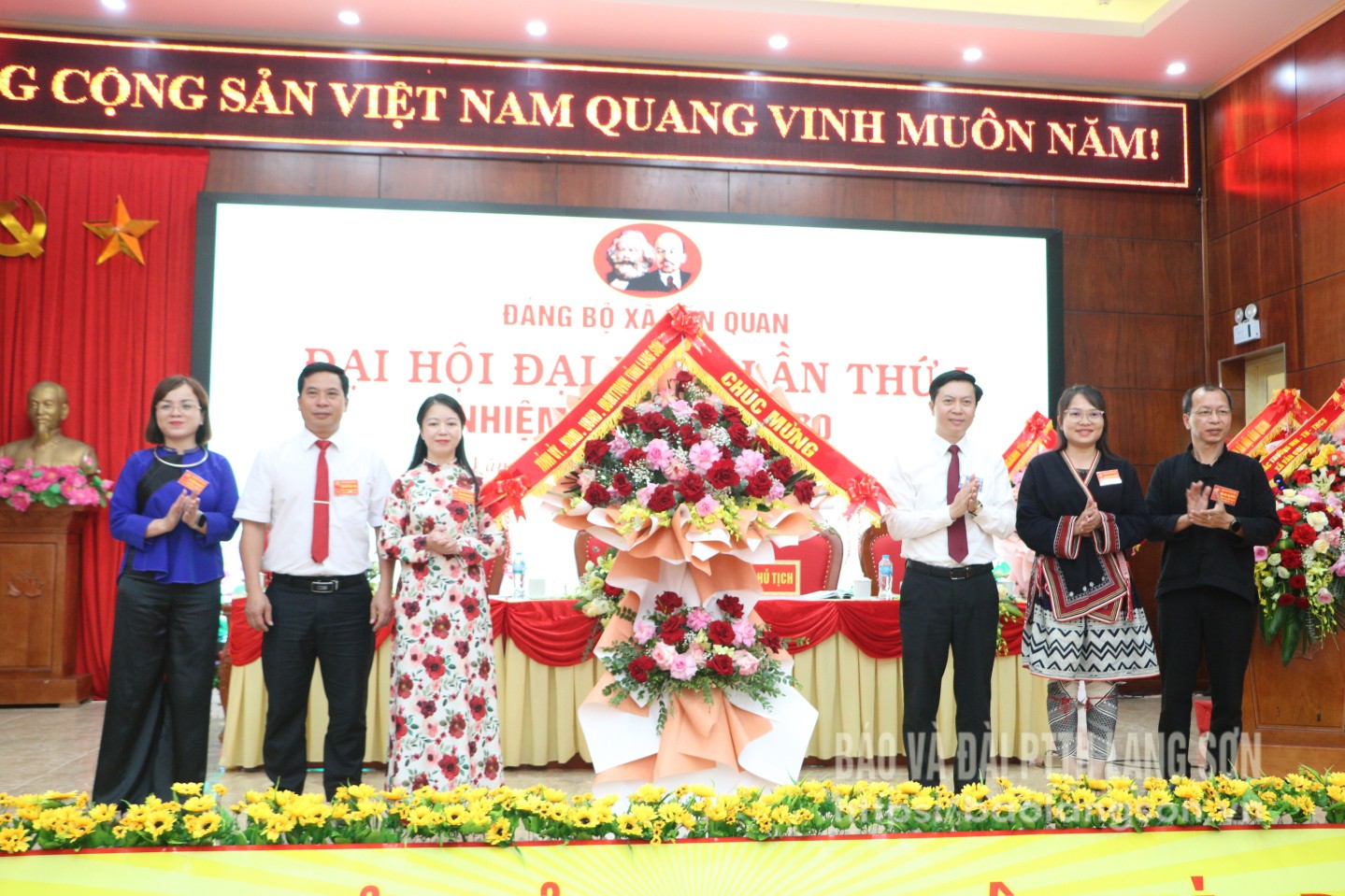 Đồng chí Nguyễn Hoàng Tùng, Ủy viên Ban Thường vụ Tỉnh ủy, Chủ tịch Ủy ban Mặt trận Tổ quốc Việt Nam tỉnh tặng hoa chúc mừng đại hội