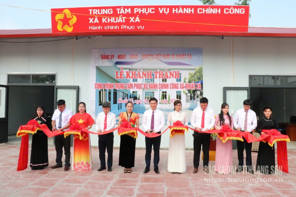 Các đại biểu thực hiện nghi thức cắt băng khánh thành công trình Trung tâm Phục vụ hành chính công xã Khuất Xá