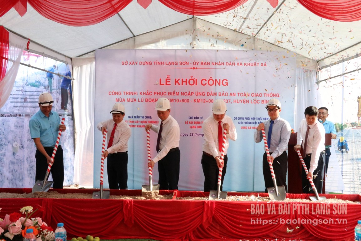Các đại biểu dự lễ khởi công công trình khắc phục điểm ngập úng đảm bảo an toàn giao thông mùa mưa lũ trên địa bàn xã Khuất Xá