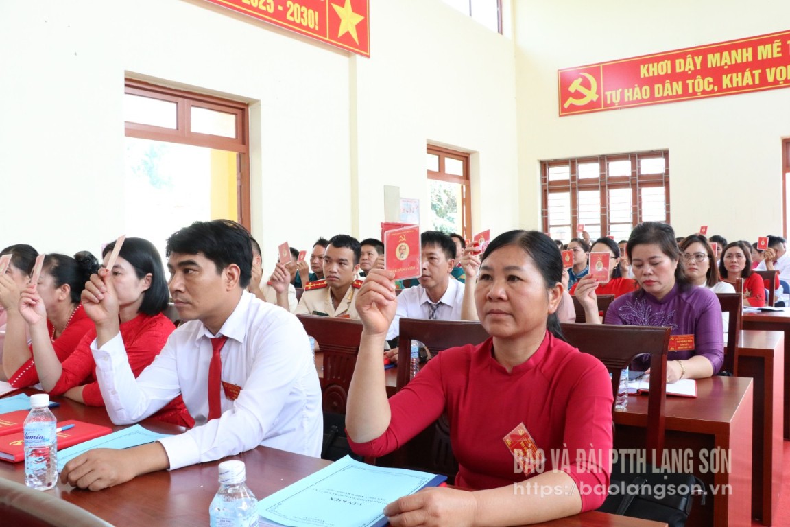 Đại biểu biểu quyết thông qua Nghị quyết Đại hội Đảng bộ xã Khuất Xá nhiệm kỳ 2025 - 2030