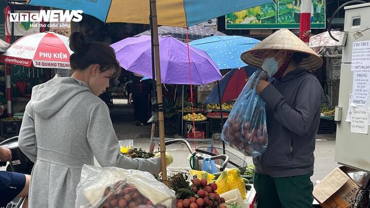 Nhiều tiểu thương vẫn sử dụng túi nilon để đựng sản phẩm. (Ảnh: Thanh Trà)