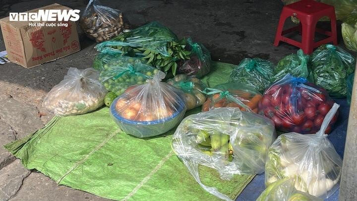 Túi nilon được sử dụng 'vô tội vạ' tại các khu chợ dân sinh. (Ảnh: Thanh Trà)