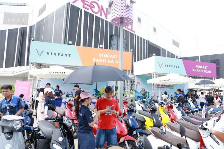 Rất nhiều khách hàng đã có mặt tại sự kiện để tranh thủ trải nghiệm và lên đời xe máy điện.