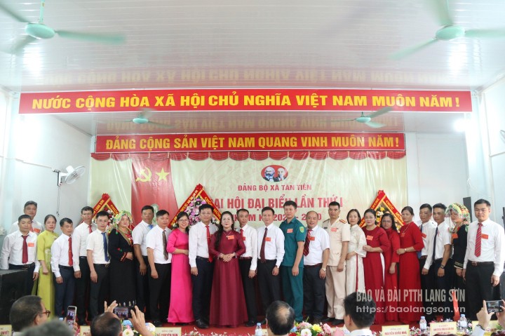 Ban Chấp hành Đảng bộ xã Tân Tiến nhiệm kỳ 2025-2030 ra mắt đại hội