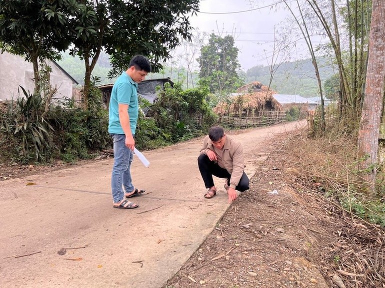 Ban giám sát đầu tư cộng đồng thôn Nà Giáo, xã Thanh Thịnh, huyện Chợ Mới, tỉnh Bắc Kạn (cũ) kiểm tra chất lượng đổ bê-tông công trình đường qua thôn.