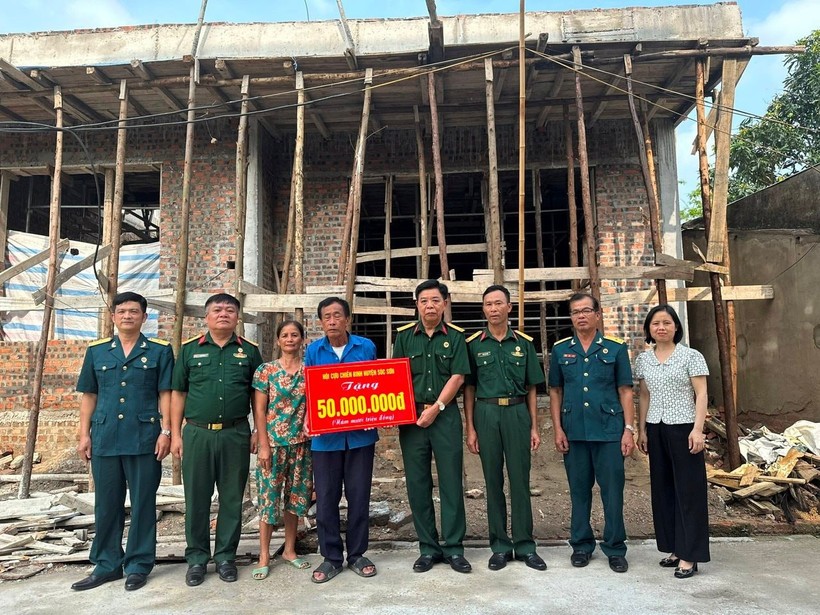 Cựu chiến binh Phạm Văn Lượng, thôn Phù Mã, xã Sóc Sơn, Hà Nội, nhận hỗ trợ xây nhà mới. (Ảnh NGỌC LAN)