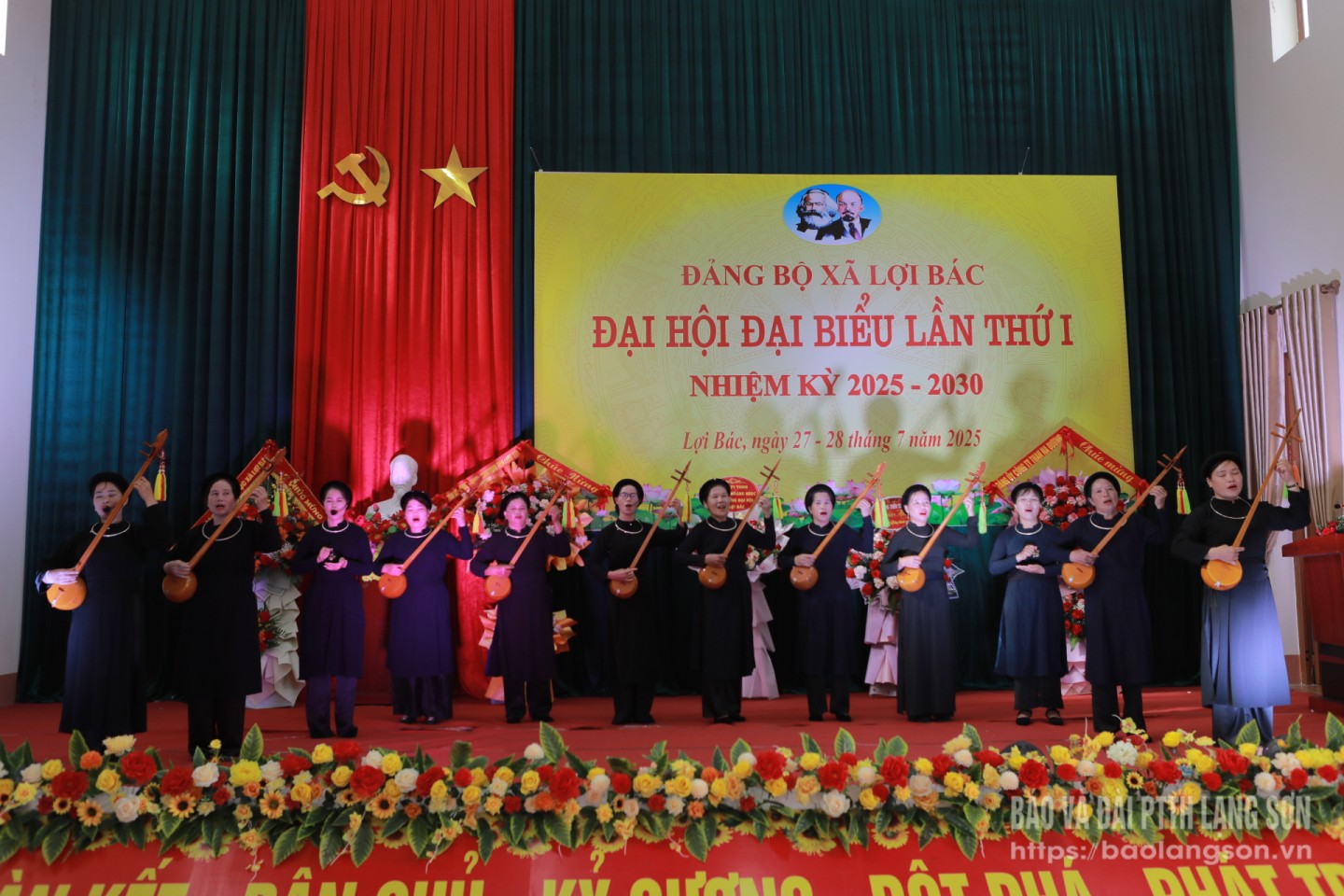 Tiết mục văn nghệ chào mừng tại đại hội