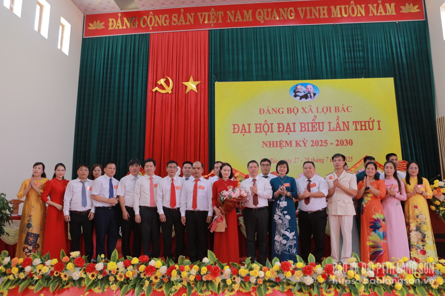 Đồng chí Đoàn Thanh Sơn, Phó Chủ tịch UBND tỉnh tặng hoa chúc mừng đại hội và Ban Chấp hành Đảng bộ xã Lợi Bác khóa mới