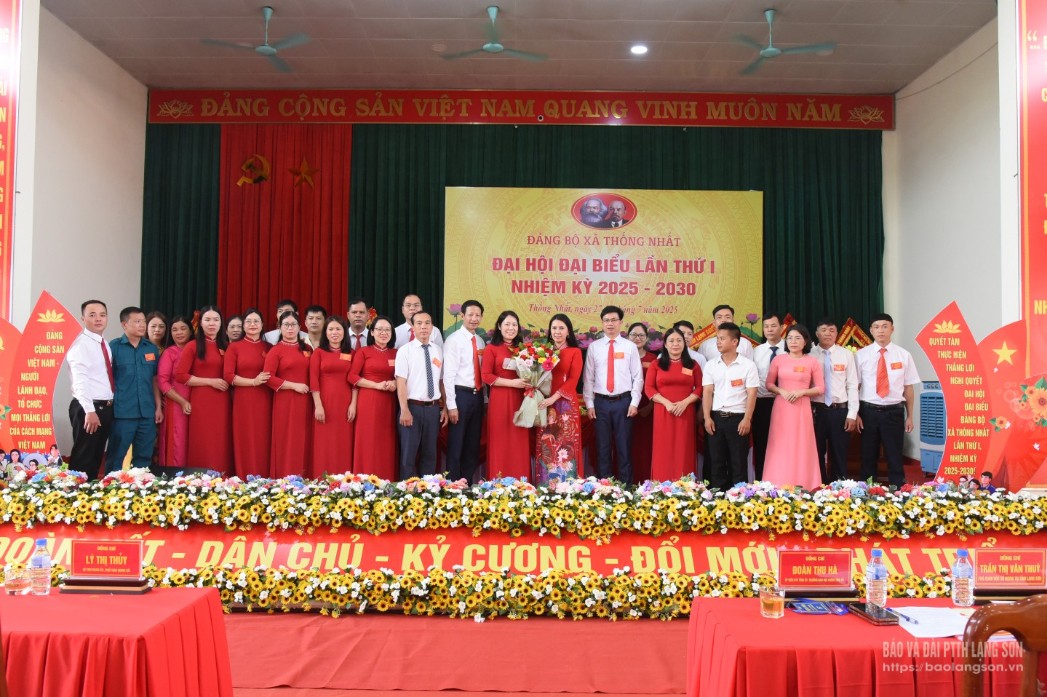 Đồng chí Đoàn Thu Hà, Ủy viên Ban Thường vụ Tỉnh ủy, Trưởng Ban Nội chính Tỉnh ủy tặng hoa chúc mừng Ban Chấp hành Đảng bộ xã Thống Nhất nhiệm kỳ 2025 - 2030