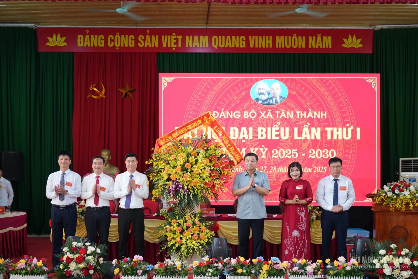 Thiếu tướng Nguyễn Tiến Trung, Ủy viên Ban Thường vụ Tỉnh ủy, Giám đốc Công an tỉnh tặng hoa chúc mừng đại hội
