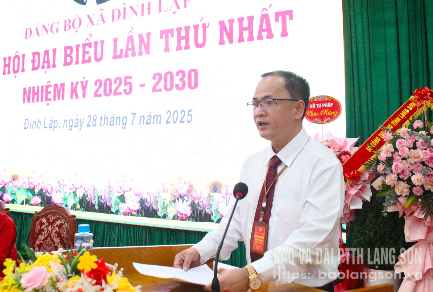 Đồng chí Bí thư Đảng ủy xã Đình Lập phát biểu tại đại hội