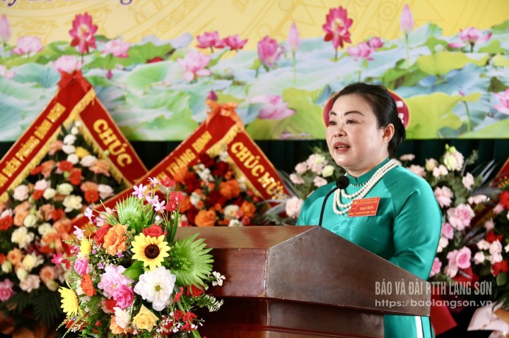 Đồng chí Đinh Thị Liên, Bí thư Đảng uỷ xã Kháng Chiến nhiệm kỳ 2025-2030 phát biểu tại đại hội