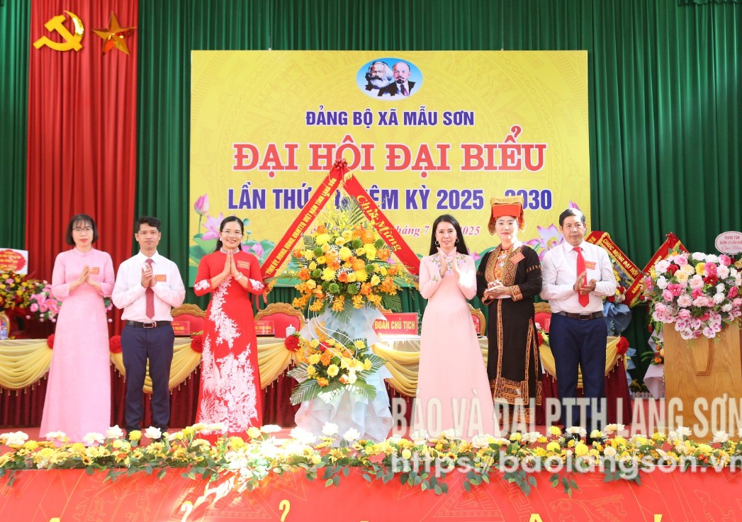 Đồng chí Đoàn Thu Hà, Ủy viên Ban Thường vụ Tỉnh ủy, Trưởng Ban Nội chính Tỉnh ủy tặng hoa chúc mừng Đại hội