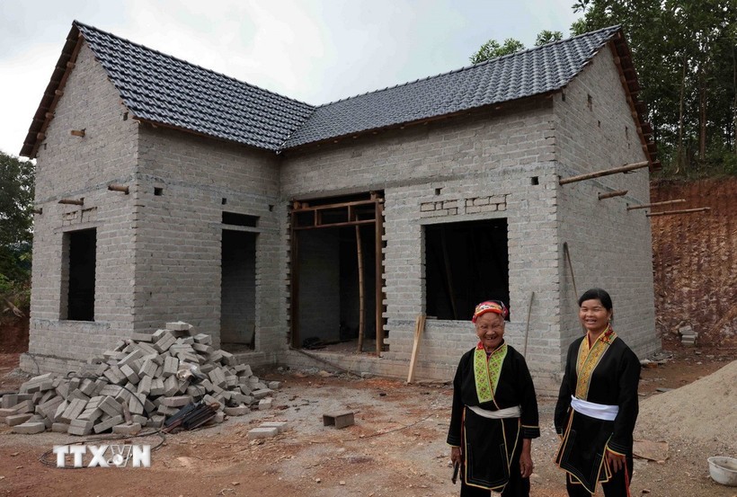 Niềm vui của gia đình chị Đặng Thị Hà, dân tộc Dao, khi có nhà mới nhờ hỗ trợ kinh phí từ chính quyền, cộng đồng. (Ảnh: Trần Việt/TTXVN)