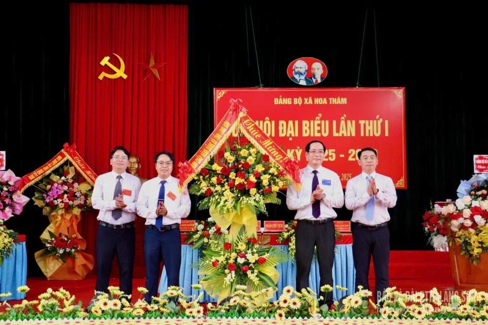 Đồng chí Dương Xuân Huyên, Uỷ viên Ban Thường vụ Tỉnh uỷ, Phó Chủ tịch Thường trực UBND tỉnh tặng hoa chúc mừng Đại hội