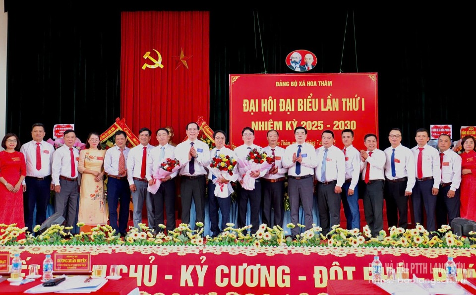 Đồng chí Dương Xuân Huyên, Uỷ viên Ban Thường vụ Tỉnh uỷ, Phó Chủ tịch Thường trực UBND tỉnh tặng hoa và chúc mừng Ban Chấp hành Đảng bộ xã Hoa Thám nhiệm kỳ 2025 – 2030.