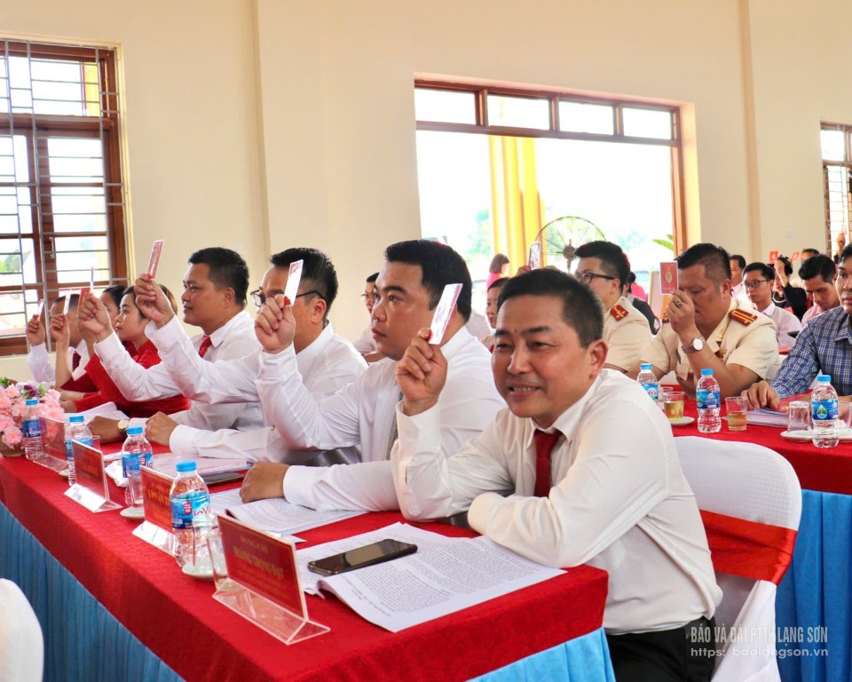 Các đại biểu biểu quyết thông qua Nghị quyết Đại hội đại biểu Đảng bộ xã nhiệm kỳ 2025 - 2030