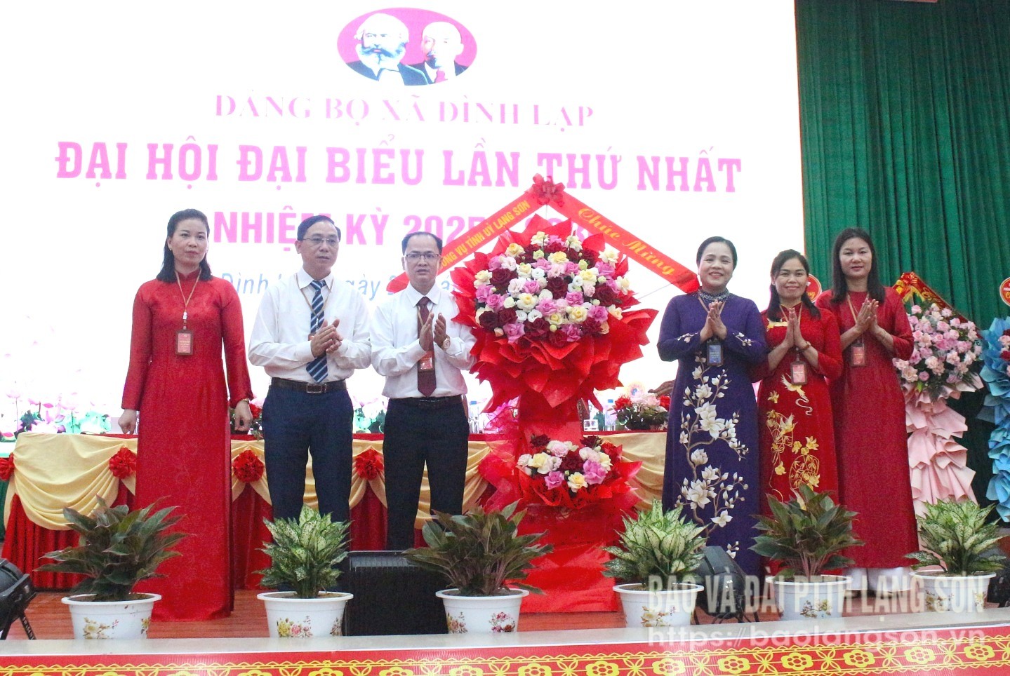 Đồng chí Giáp Thị Bắc, Ủy viên Ban Thường vụ Tỉnh ủy, Trưởng Ban Tổ chức Tỉnh ủy tặng hoa chúc mừng đại hội