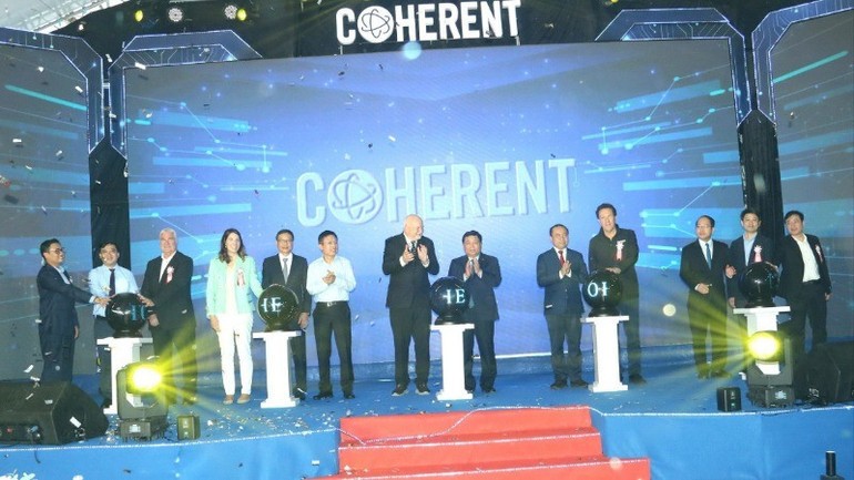 Phó Thủ tướng Chính phủ Nguyễn Chí Dũng cùng các đại biểu tại Lễ khánh thành nhà máy Coherent, Khu công nghiệp Nhơn Trạch 1, tỉnh Đồng Nai,