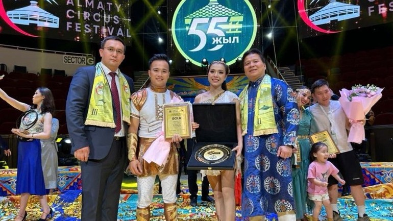 Tiết mục đu dây đôi “Duo Love” do Nghệ sĩ Ưu tú Thanh Tuấn và Nghệ sĩ Ưu tú Thu Hương biểu diễn xuất sắc giành Giải Vàng tại Liên hoan xiếc quốc tế lần thứ III diễn ra tại Kazakhstan. (Ảnh: LĐXVN).