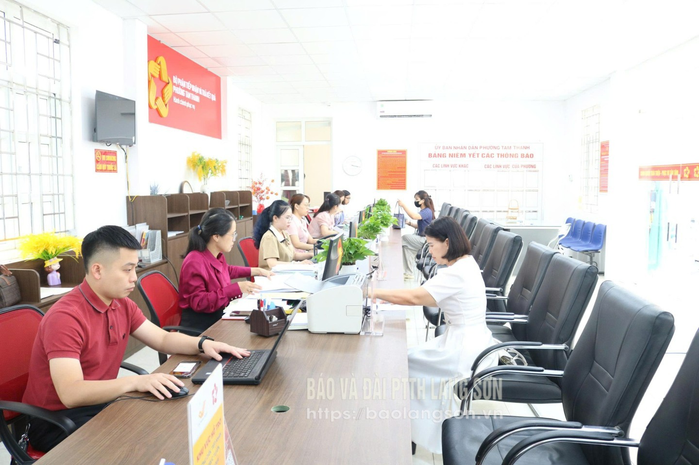 Công chức Trung tâm Phục vụ hành chính công phường Tam Thanh tiếp nhận và giải quyết thủ tục hành chính cho người dân