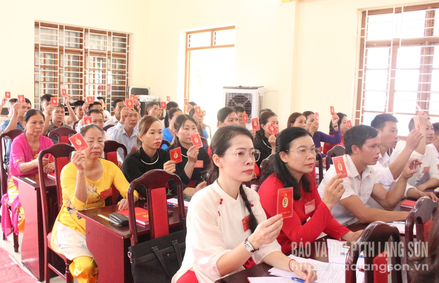 Đại biểu biểu quyết thông qua nghị quyết đại hội