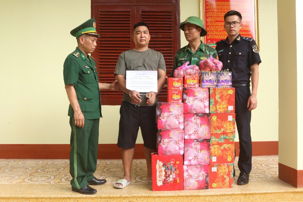 Đối tượng Đặng Như Ý và tang vật pháo nổ bị lực lượng chức năng bắt giữ