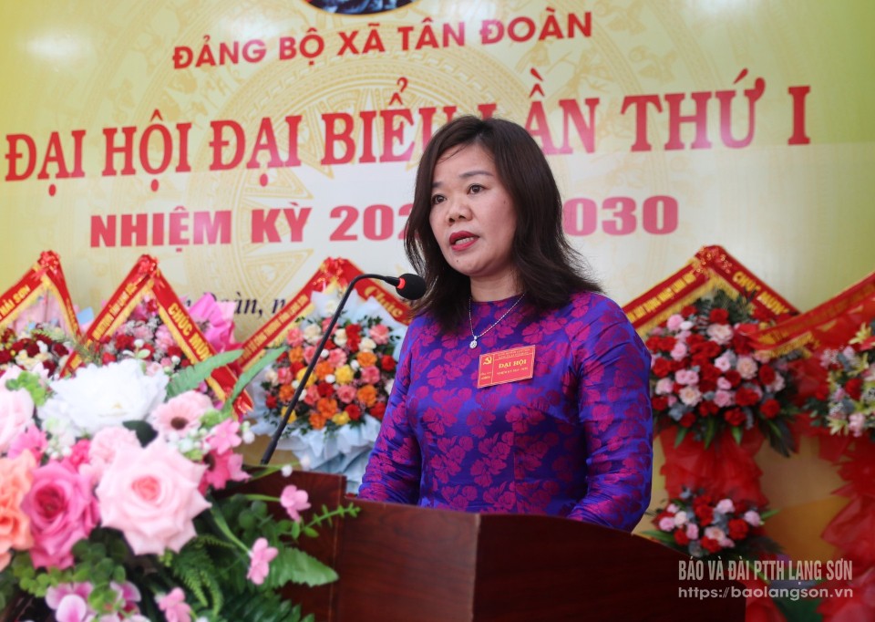 Đồng chí Hứa Phong Lan, Bí thư Đảng ủy xã Tân Đoàn phát biểu tại đại hội