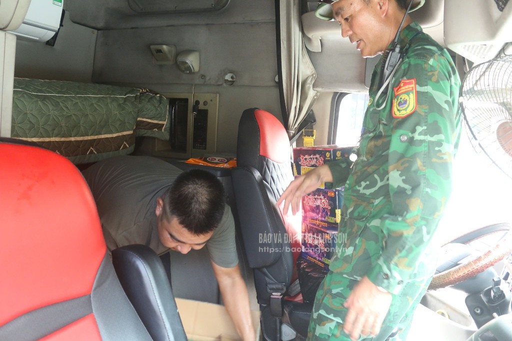 Đối tượng Đặng Như Ý và tang vật pháo nổ bị lực lượng chức năng bắt giữ trên cabin xe ô tô