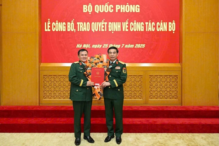 Bộ trưởng Bộ Quốc phòng Phan Văn Giang trao quyết định thăng quân hàm Trung tướng cho ông Tào Đức Thắng, Chủ tịch Viettel. (Nguồn: Viettel)