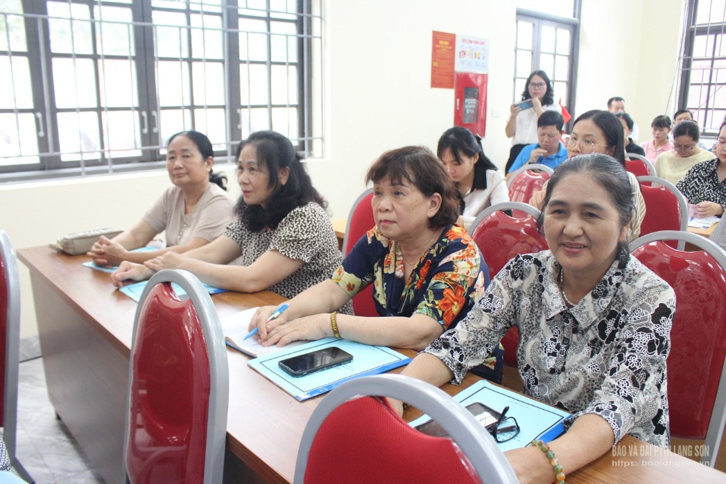 Người dân phường Đông Kinh nghe tuyên truyền phòng, chống mua bán người do Sở Tư pháp tổ chức (tháng 5/2025)