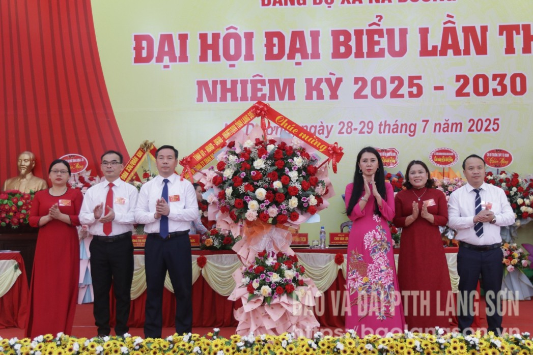 Đồng chí Đoàn Thu Hà, Ủy viên Ban Thường vụ Tỉnh ủy, Trưởng Ban Nội chính Tỉnh ủy tặng hoa chúc mừng đại hội