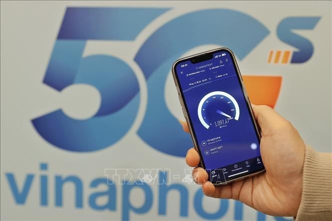 Operating on the 3.700 – 3.800 MHz frequency band, VinaPhone 5G is the fastest internet service in Vietnam. (Photo: VNA)