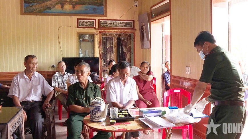 Cán bộ Viện PYQĐ tiến hành lấy mẫu sinh phẩm thân nhân liệt sĩ tại xã Hải An, tỉnh Ninh Bình.