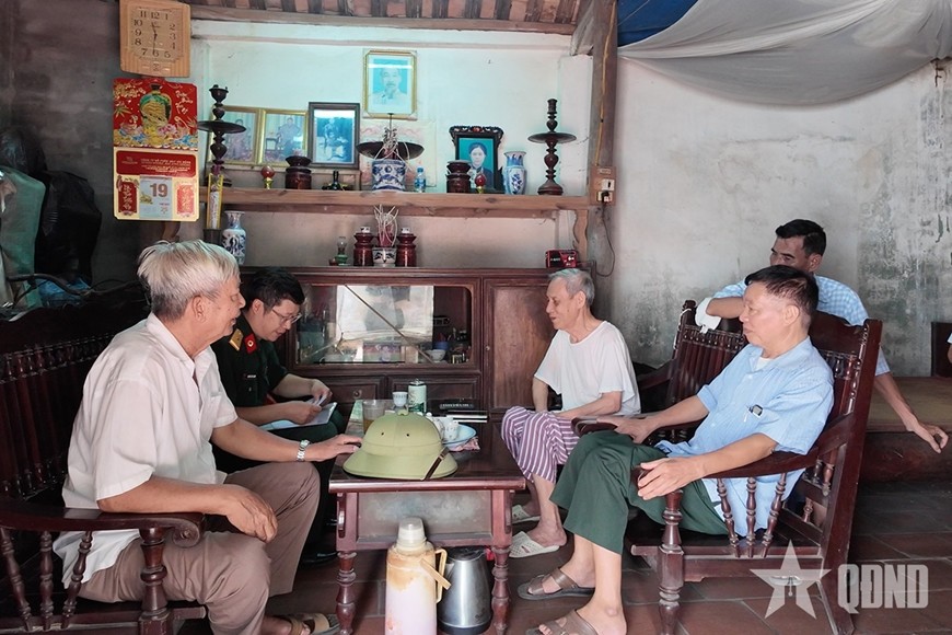 Cán bộ Viện PYQĐ trao đổi, xác nhận thông tin trước khi lấy mẫu sinh phẩm tại nhà anh trai liệt sĩ Nguyễn Văn Cứ, tỉnh Bắc Ninh.