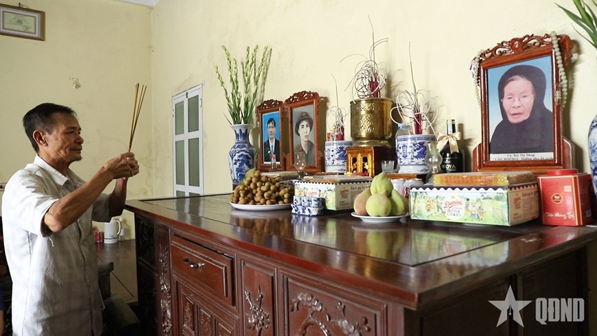 Em trai liệt sĩ Ngô Văn Phóng (tỉnh Ninh Bình) trước di ảnh anh trai.