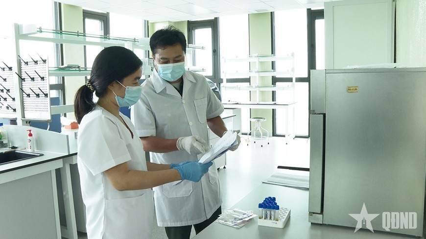 Cán bộ Viện Pháp y Quân đội bàn giao mẫu sinh phẩm mới thu nhận để tiến hành giám định ADN.