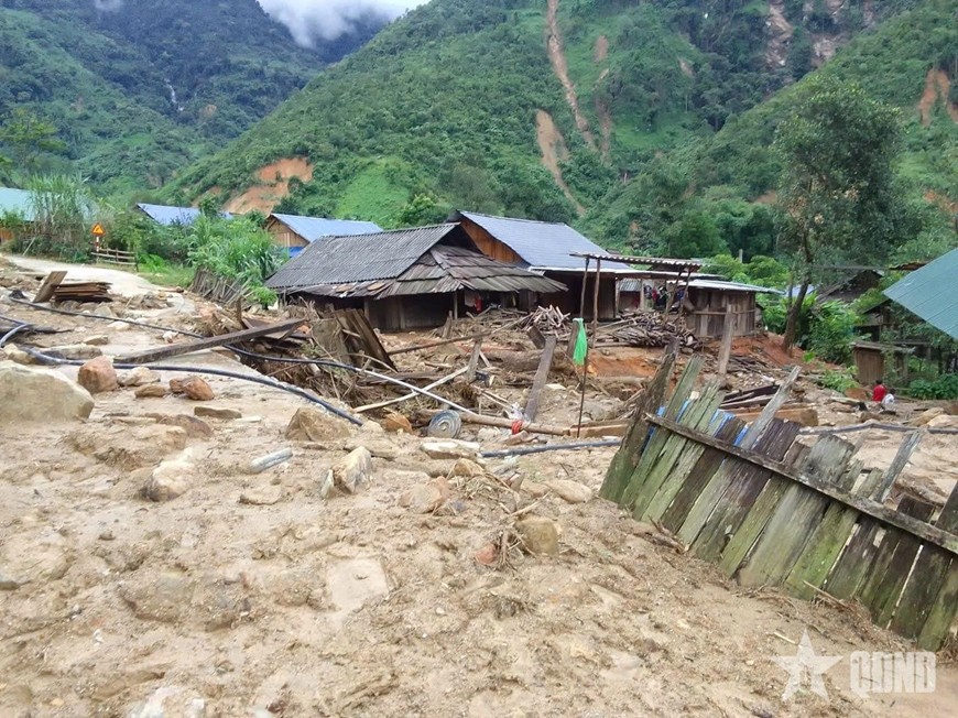 Quang cảnh tan hoang sau lũ.