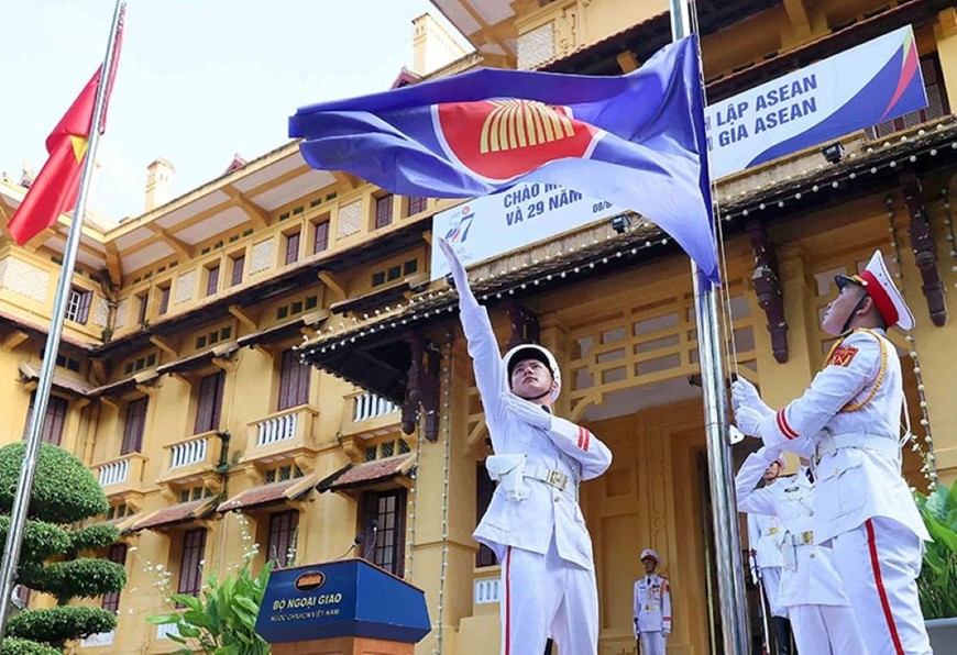 Lễ thượng cờ ASEAN nhân dịp kỷ niệm 57 năm Ngày thành lập ASEAN và 29 năm Việt Nam tham gia ASEAN. Ảnh: BNG