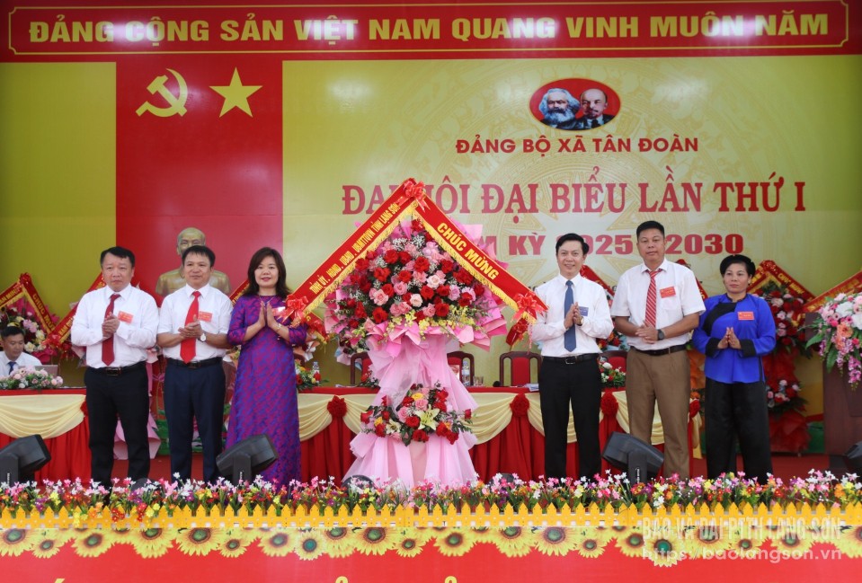 Đồng chí Nguyễn Hoàng Tùng, Ủy viên Ban Thường vụ Tỉnh ủy, Chủ tịch Ủy ban MTTQ Việt Nam tỉnh tặng hoa chúc mừng đại hội