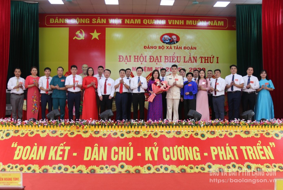Đồng chí Nguyễn Hoàng Tùng, Ủy viên Ban Thường vụ Tỉnh ủy, Chủ tịch Ủy ban MTTQ Việt Nam tỉnh tặng hoa chúc mừng Ban Chấp hành Đảng bộ xã Tân Đoàn