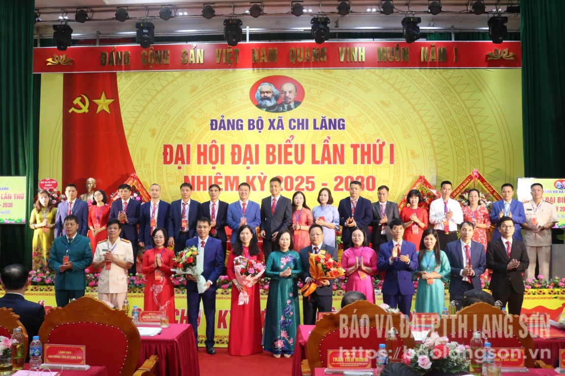 Đồng chí Phó Bí thư Thường trực Tỉnh ủy tặng hoa chúc mừng Ban Chấp hành Đảng bộ xã Chi Lăng nhiệm kỳ 2025-2030